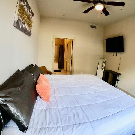 Апартаменты 5 Mins To Med Center, Comfy King Beds, Wifi,Gym,Pool Хьюстон Экстерьер фото
