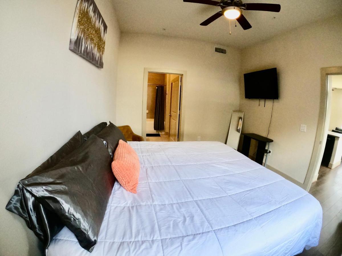 Апартаменты 5 Mins To Med Center, Comfy King Beds, Wifi,Gym,Pool Хьюстон Экстерьер фото